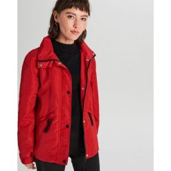 Krótka kurtka z kapturem - Czerwony. Czerwone kurtki damskie Cropp, s, bez wzorów, krótkie, z kapturem. W wyprzedaży za 59,99 zł.