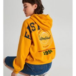 Bluza oversize z kapturem - Żółty. Żółte bluzy damskie Cropp, s. W wyprzedaży za 59,99 zł.