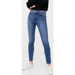 Mango - Jeansy Soho1. Niebieskie rurki damskie marki Mango, z podwyższonym stanem. W wyprzedaży za 69,90 zł.