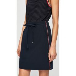 Tommy Hilfiger - Spódnica. Niebieskie spódniczki damskie TOMMY HILFIGER, na co dzień, bez wzorów, z poliesteru, casualowe, mini, proste. W wyprzedaży za 439,90 zł.