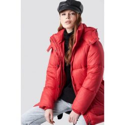NA-KD Trend Kurtka watowana z paskiem - Red. Czerwone kurtki damskie marki NA-KD Trend, w paski, z materiału, długie, bez kaptura. W wyprzedaży za 129,58 zł.