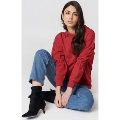 NA-KD Bluza z kapturem z rękawem ściąganym troczkiem - Red. Czerwone bluzy damskie NA-KD, z bawełny, z kapturem. W wyprzedaży za 40,19 zł.