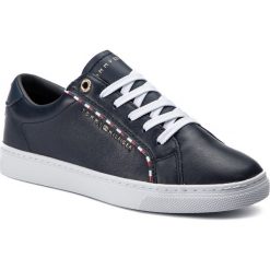 Sneakersy TOMMY HILFIGER - Corporate Detail Sneaker FW0FW04149 Midnight 403. Niebieskie półbuty damskie TOMMY HILFIGER, ze skóry. Za 449,00 zł.