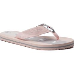 Japonki TOMMY HILFIGER - Flat Beach Sandal Flag Print FW0FW03885 Silver Peony 658. Różowe klapki damskie TOMMY HILFIGER, bez wzorów, ze skóry ekologicznej, bez obcasa. Za 139,00 zł.