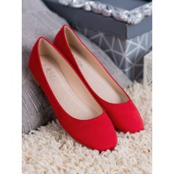 CZERWONE ZAMSZOWE BALERINY. Czerwone baleriny damskie SMALL SWAN, bez wzorów, z zamszu, bez obcasa. Za 40,90 zł.