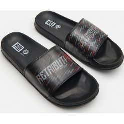 Klapki z napisem - Czarny. Czarne klapki męskie Cropp, z napisami. W wyprzedaży za 25,99 zł.