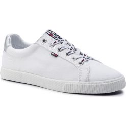 Tenisówki TOMMY JEANS - Casual Sneaker EN0EN00602 White 100. Białe półbuty damskie Tommy Jeans, bez wzorów, z jeansu, bez zapięcia. Za 279,00 zł.