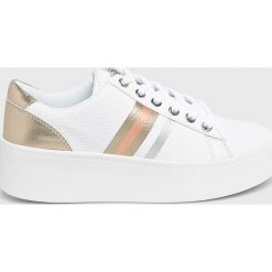 Guess Jeans - Buty. Białe buty sportowe damskie Guess Jeans, z aplikacjami, z jeansu, sportowe. W wyprzedaży za 299,90 zł.