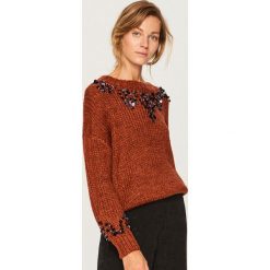 Sweter z aplikacjami - Brązowy. Brązowe swetry klasyczne damskie marki Reserved, l. Za 139,99 zł.