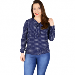 Elegancka granatowa bluzka wiązana OVERSIZE PLUS SIZE. Niebieskie bluzki damskie xxl, z nadrukiem, z elastanu, eleganckie, z kokardą. Za 109,00 zł.