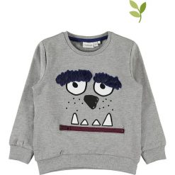 Bluza "Olti" w kolorze szarym. Szare bluzy niemowlęce name it boys, z nadrukiem, bez rękawów, bez kaptura. W wyprzedaży za 45,95 zł.