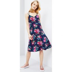 Sukienka w kwiaty. Niebieskie sukienki damskie Moodo, s, w kwiaty, bez kołnierzyka, bez rękawów. Za 29,99 zł.