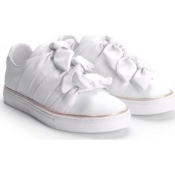 Trussardi Jeans Sneakersy. Żółte trampki i tenisówki damskie Trussardi, z jeansu. Za 349,00 zł.