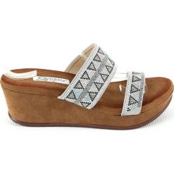 Klapki w kolorze beżowym. Brązowe klapki damskie Suredelle, Sixth Sens, bez wzorów, bez obcasa, na koturnie. W wyprzedaży za 89,95 zł.