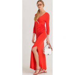 SUKIENKA Patrizia Pepe. Czerwone sukienki damskie Patrizia Pepe, na imprezę, z aplikacjami, z tkaniny, z włoskim kołnierzykiem, bez rękawów, maxi, dopasowane. Za 495,00 zł.