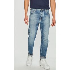 Tommy Jeans - Jeansy Tapered Carpenter. Niebieskie jeansy męskie Tommy Jeans, bez wzorów. W wyprzedaży za 299,90 zł.