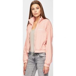 Calvin Klein Jeans - Kurtka J20J211532. Różowe kurtki damskie Calvin Klein Jeans, s, bez wzorów, z poliesteru, krótkie, z kapturem. W wyprzedaży za 329,90 zł.