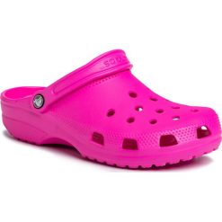 Klapki CROCS - Classic 10001 Electric Pink. Różowe klapki damskie Crocs, bez wzorów, z tworzywa sztucznego, bez obcasa. Za 179,00 zł.