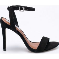 Steve Madden - Szpilki. Czarne sandały damskie Steve Madden, bez wzorów, ze skóry, z okrągłym noskiem, bez obcasa, na obcasie, na klamry. W wyprzedaży za 169,90 zł.