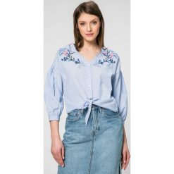 Pepe Jeans - Koszula. Niebieskie bluzki damskie Pepe Jeans, s, z haftami, z bawełny, casualowe, bez kołnierzyka, z długim rękawem. W wyprzedaży za 89,90 zł.