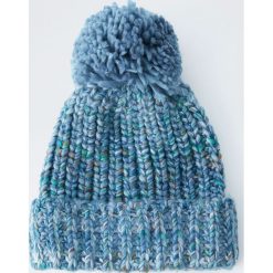 Melanżowa dzianinowa czapka z pomponem. Czerwone czapki damskie Pull&Bear, z dzianiny. Za 49,90 zł.