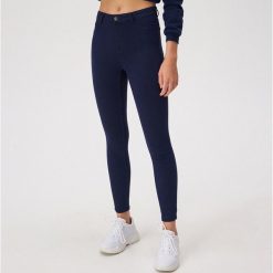 Spodnie skinny z wysokim stanem - Granatowy. Niebieskie spodnie damskie Sinsay, s, bez wzorów, z podwyższonym stanem. Za 39,99 zł.