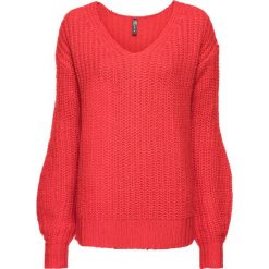 Sweter dzianinowy bonprix truskawkowy. Czerwone bez kategorii bonprix, z dzianiny, z dekoltem w serek. Za 44,99 zł.