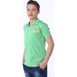 Koszulka chłopięca polo z napisami zielona NDZ7348. Zielone t-shirty chłopięce Fasardi, z napisami, bez rękawów. Za 49,00 zł.
