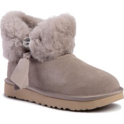 Buty UGG - W Cinched Fur Mini 1106909 Oys. Szare kozaki damskie Ugg, na zimę, z wełny, bez obcasa, bez zapięcia. W wyprzedaży za 799,00 zł.