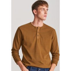 Gładka koszulka basic - Brązowy. Pomarańczowe koszulki męskie Reserved, s, bez wzorów, bez kołnierzyka, bez rękawów. Za 79,99 zł.