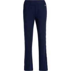 Spodnie dresowe Tommy Jeans DW0DW06735. Czerwone spodnie damskie Tommy Jeans, m, z jeansu. W wyprzedaży za 219,00 zł.