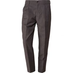 CLOSED ALTON PLEATED Spodnie materiałowe dark grey. Szare spodnie męskie CLOSED, m, bez wzorów, z bawełny. Za 929,00 zł.