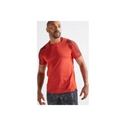 Koszulka fitness kardio męska FTS 500 czerwona. Czerwone koszulki męskie DOMYOS, m, bez wzorów, z elastanu, bez kołnierzyka, bez rękawów, na fitness i siłownię. Za 49,99 zł.