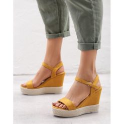 Żółte Sandały Goin' Out. Żółte koturny damskie Born2be, bez obcasa, na koturnie, z paskami. Za 89,99 zł.