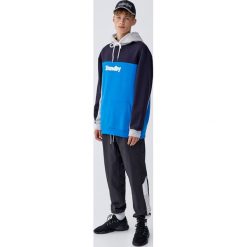Bluza z kapturem i panelami. Niebieskie bluzy męskie Pull&Bear, m, bez wzorów, z kapturem, bez rękawów, z kapturem. Za 109,00 zł.