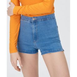 Jeansowe szorty basic - Niebieski. Niebieskie szorty damskie Sinsay, bez wzorów, z jeansu. W wyprzedaży za 13,99 zł.