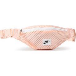 Saszetka nerka NIKE - CU2609 664 Różowy. Różowe nerki damskie Nike, bez wzorów, z materiału, młodzieżowe, bez dodatków. Za 99,00 zł.