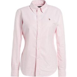 Polo Ralph Lauren HARPER CUSTOM FIT Koszula pink/white. Szare koszulki polo damskie marki U.S. Polo, s, z bawełny, casualowe, z klasycznym kołnierzykiem, z długim rękawem. Za 439,00 zł.