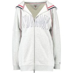 Tommy Jeans Bluza rozpinana grey. Szare bluzy rozpinane damskie marki Tommy Jeans, xxs, z bawełny. Za 599,00 zł.
