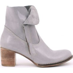 Botki - skóra naturalna - model 454 - kolor szary błyszczący. Szare botki damskie Zapato, na wiosnę, ze skóry, eleganckie, za kostkę, na wysokim obcasie, na obcasie, na zamek. W wyprzedaży za 299,25 zł.