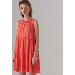 Ażurowa sukienka oversize - Pomarańczowy. Pomarańczowe sukienki damskie Mohito, s, bez wzorów, bez kołnierzyka, bez rękawów, oversize. W wyprzedaży za 79,99 zł.