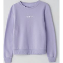 Bluza z napisem - Fioletowy. Fioletowe bluzy damskie Cropp, s, z napisami, bez rękawów, bez kaptura. Za 49,99 zł.