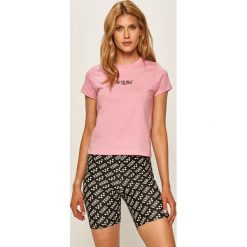 Vans - T-shirt. Różowe bluzki damskie Vans, s, z nadrukiem, z bawełny, z okrągłym kołnierzem. W wyprzedaży za 79,90 zł.