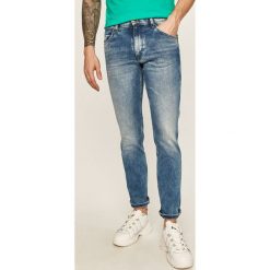 Wrangler - Jeansy Greensboro. Niebieskie jeansy męskie Wrangler. W wyprzedaży za 299,90 zł.