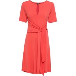 Sukienka z dżerseju z przewiązaniem: MUST HAVE bonprix truskawkowy. Czerwone sukienki hiszpanki bonprix, na lato, z dżerseju. Za 79,99 zł.