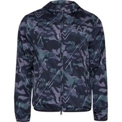 Kurtka EMPORIO ARMANI EA7 Print|Zielony|Granatowy. Niebieskie kurtki sportowe męskie marki EA7 Emporio Armani, moro. Za 385,00 zł.