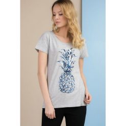 Bluzka na lato, z ananasem. Szare bluzki damskie marki Monnari, z nadrukiem, z bawełny, bez kołnierzyka, z krótkim rękawem. Za 39,95 zł.