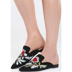 Czarne Klapki Osprey. Czarne klapki damskie Born2be, z haftami, bez obcasa, na płaskiej podeszwie. Za 39,99 zł.
