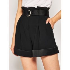 Szorty materiałowe Karl Lagerfeld 201W1010. Czarne szorty damskie KARL LAGERFELD, bez wzorów, z poliesteru. W wyprzedaży za 899,00 zł.