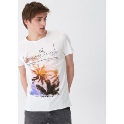 T-shirt z wakacyjnym motywem - Kremowy. Białe t-shirty męskie House, s, bez wzorów, wakacyjne, bez kołnierzyka. Za 39,99 zł.
